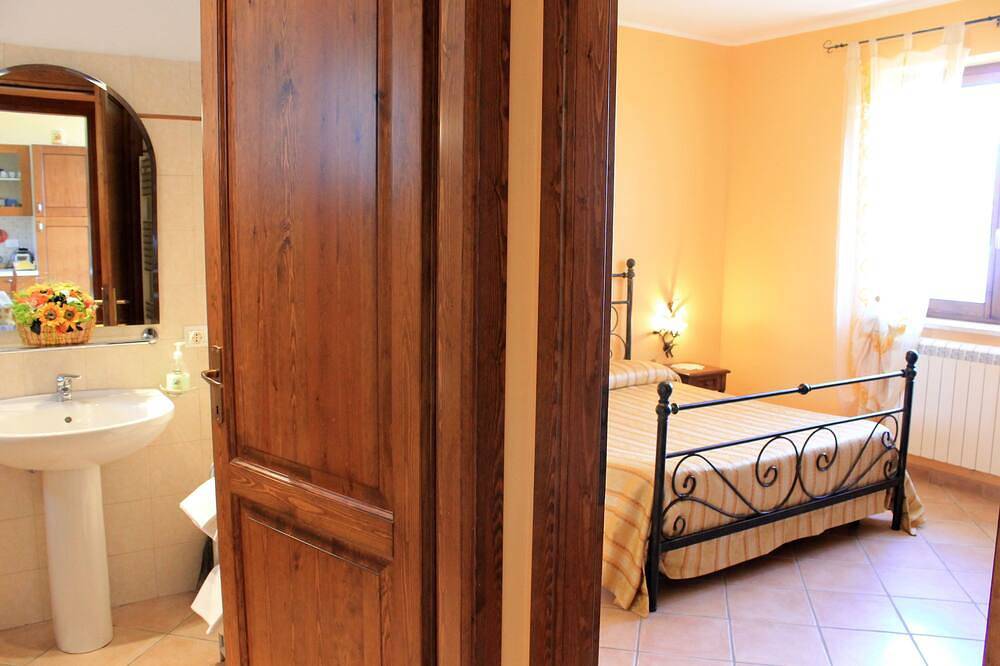 Ganze Wohnung, Ferienwohnung bei Rom in Landhausvilla mit Pool und herrlichem Panoramablick in Casperia, Terminillo