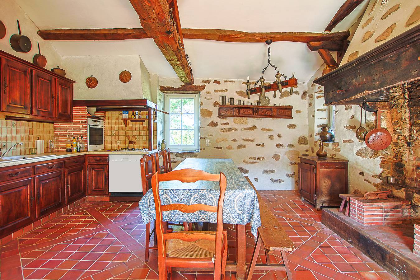 Maison de campagne 'Domaine La Roblinière 10min Plage' avec terrasse privée, jardin privé et Wi-Fi in Landevieille, Vallée de la Loire