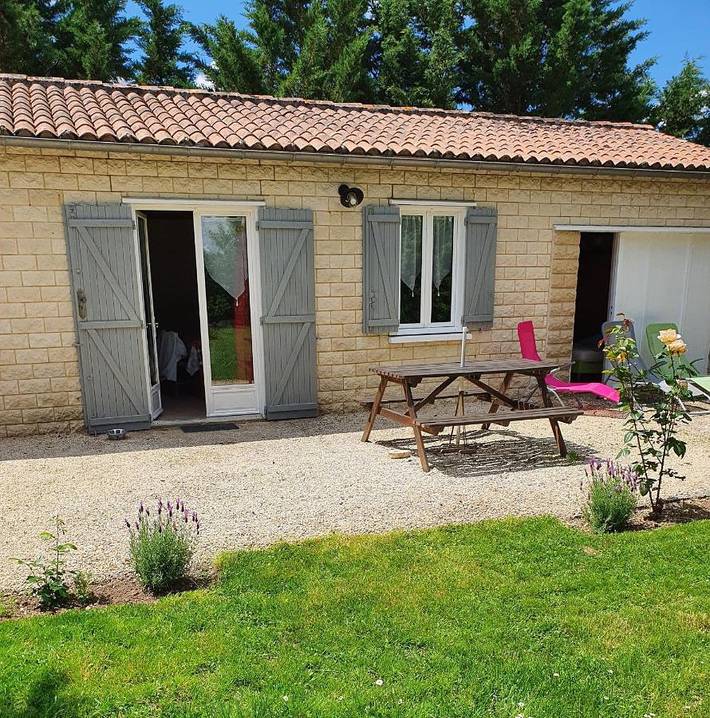 Location de vacances pour 6 personnes, avec Terrasse ainsi que Jardin et Piscine dans Aunac-sur-Charente