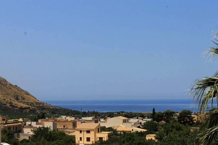 B&b per 3 persone, con panorama e terrazza nonché giardino a Castelluzzo