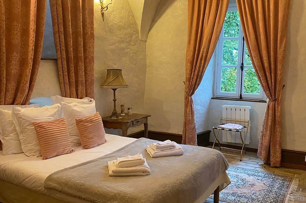 Suite parentale dans la tour du Château in Montanges, Nantua