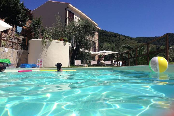 Location de vacances pour 9 personnes, avec Balcon et Terrasse ainsi que Jardin et Piscine à Seborga
