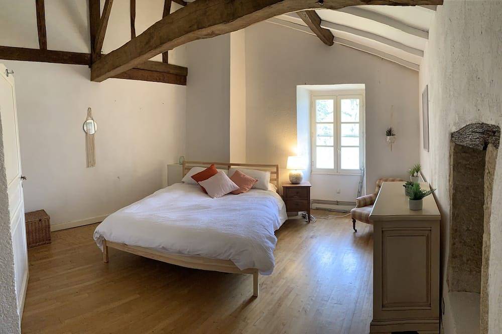 Traditional hilltop Gascon farmhouse with large pool overlooking the Pyrénées  in Saint-Arailles, Gers