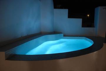 Gîte pour 2 personnes, avec vue ainsi que piscine et jardin, animaux acceptés à Megalochori