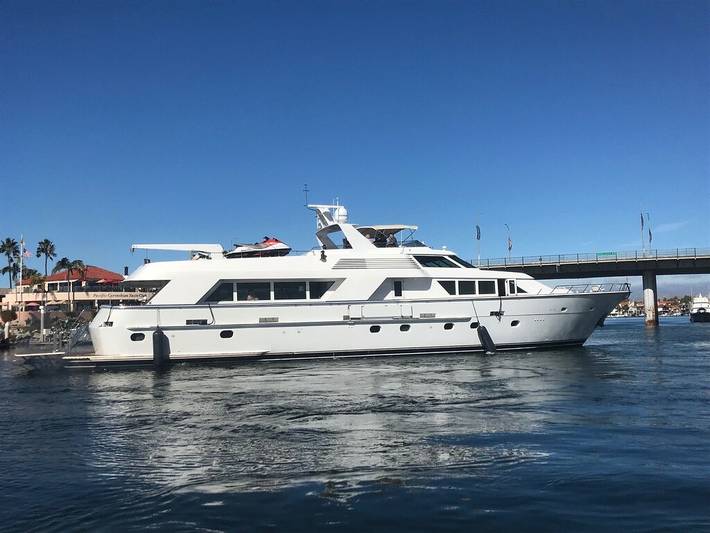 Houseboat for 12 people, with balcony and hot tub in Big Sur