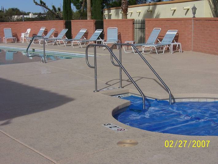 Vacation rental for 2 people, with pool and terrace as well as hot tub in Green Valley