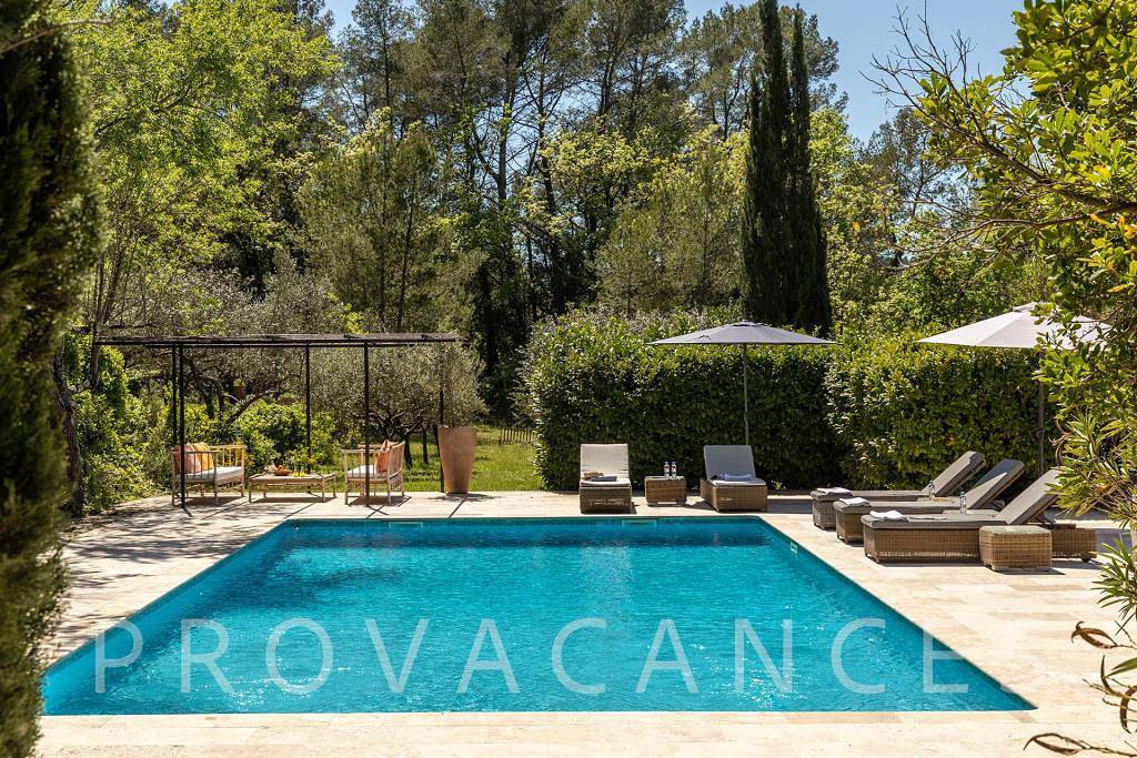 Flot stenhus med pool beliggende i smukke vinmarker i Provence in Callas, Draguignan regionen