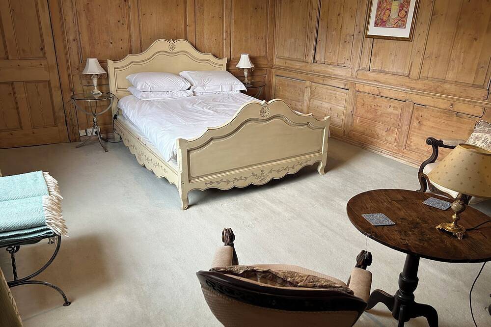 Double ensuite wood panelled room in historic town centre house in Abingdon, Oxfordshire