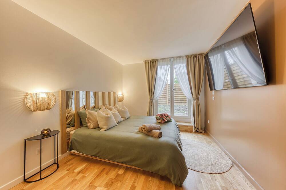 Entire apartment, Love Life Room-Jacuzzi-Netflix-Access-24/7-Private in Étampes, Essonne