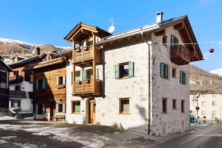 Apartamento entero, Apartamento "Gemma Rosina's Home" con vistas a la montaña, balcón y Wi-Fi in Livigno (Town), Livigno