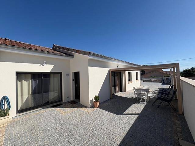 Location de vacances pour 6 personnes, avec jardin et piscine ainsi que vue et bassin pour enfant à Crêches-sur-Saône