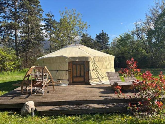 Gîte pour 4 personnes, avec Terrasse à Champfromier