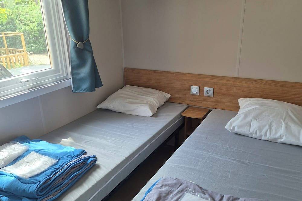 Mobilhome Sur le Cap Ferret dans les pinèdes, dans un camping 4 étoiles. in Claouey, Lège-Cap-Ferret