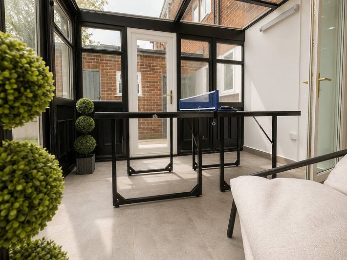 Perfect Booking | Bright 3 Bed Home w/ Garden & Sunroom in Sunningdale, Berkshire