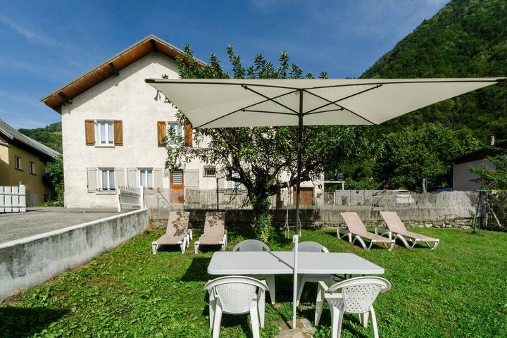 Appartement entier, Appartement "Gîte Zen Attitude" avec vue sur la montagne, bain à remous privé et Wi-Fi in Saint-Martin-sur-la-Chambre, Massif de la Vanoise