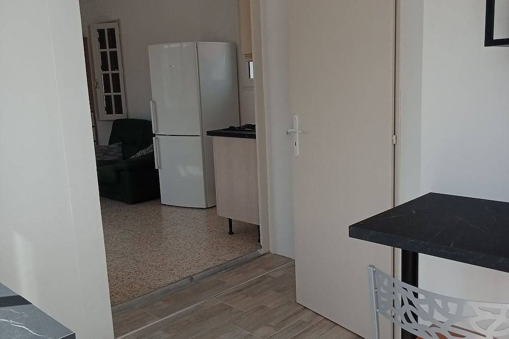 Entire apartment, 3 kms from Avignon, quiet 40 m² studio, ideal for 2 people in Le Pontet, Vaucluse