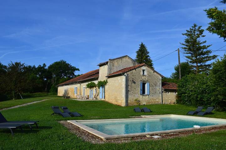 Gîte pour 12 personnes, avec piscine à Chapdeuil