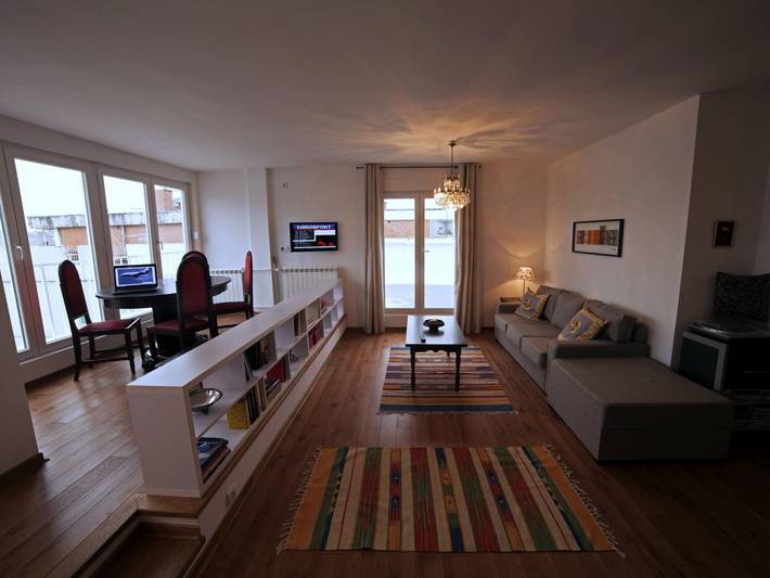 Ganze Wohnung, Penthousewohnung mit großer Terrasse in zentraler Lage in Novi Belgrad, Belgrad