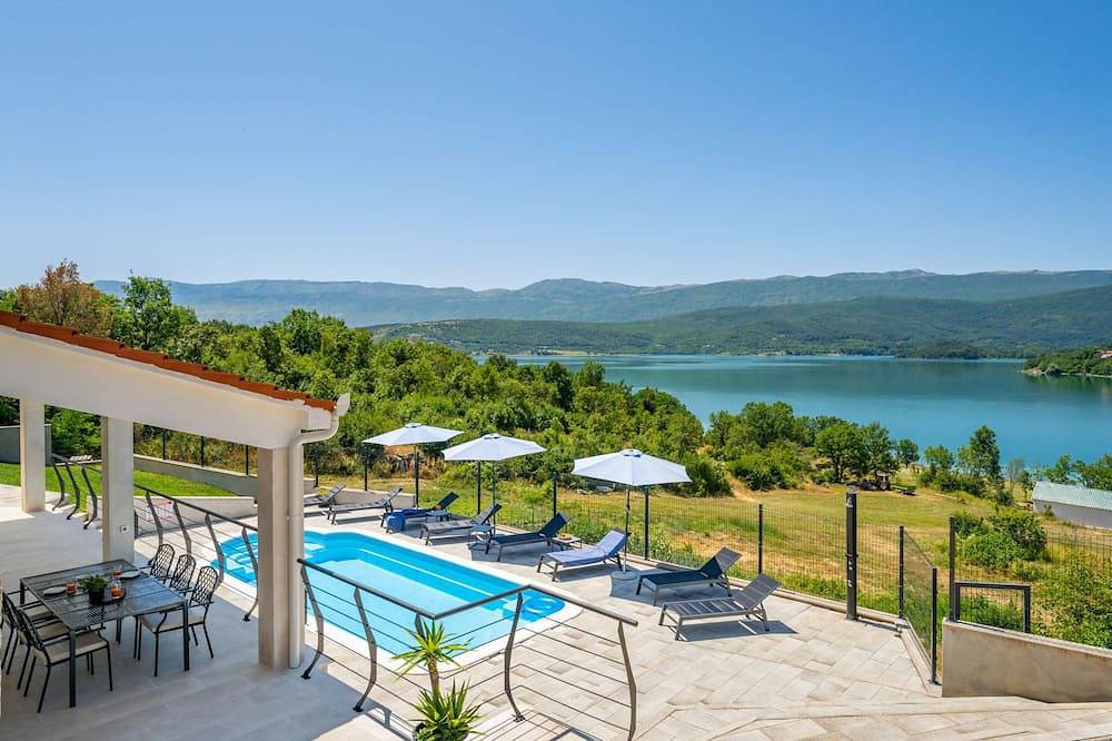 Escape on lake in Dalmatinisches Zagora