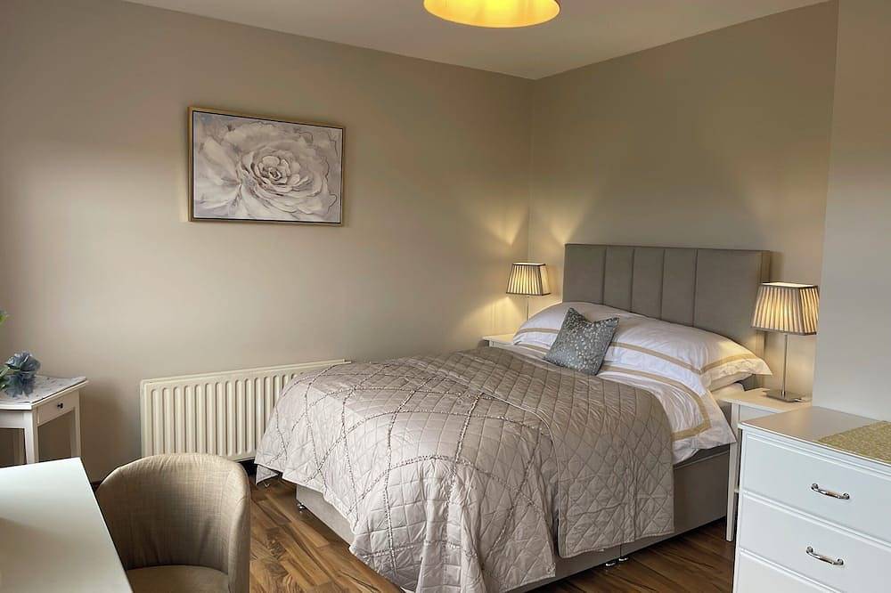 Cassidy Cottages.  Cosy 3-Bedroom Cottage, with Lake views and free wifi. in County Cavan