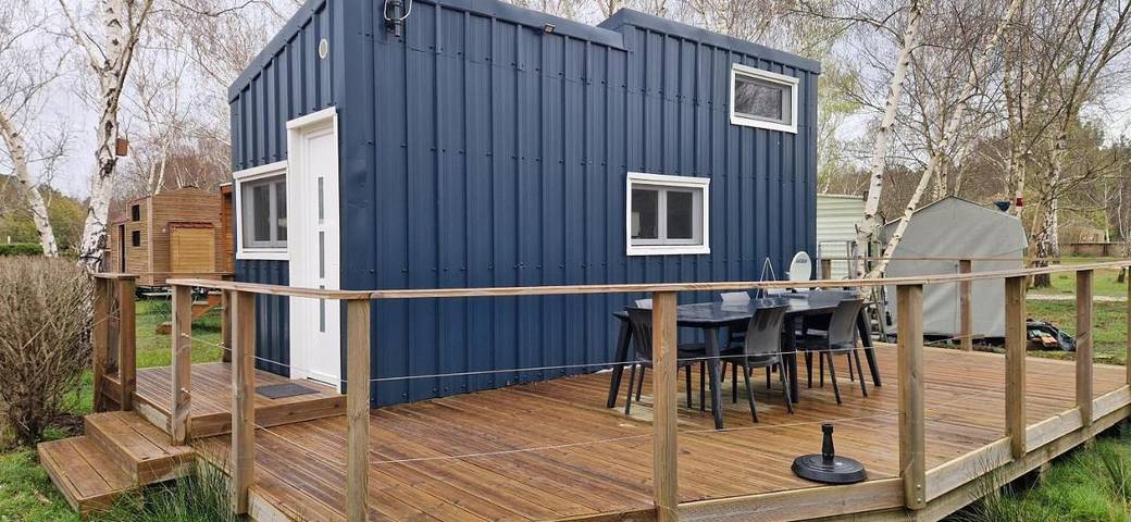 Camping pour 3 personnes, avec piscine et vue ainsi que jardin et bassin pour enfant, animaux acceptés