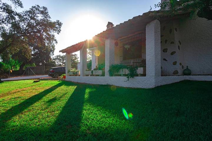Apartamento para 8 personas, con Terraza además de Jardín y Piscina en El Castillo de las Guardas