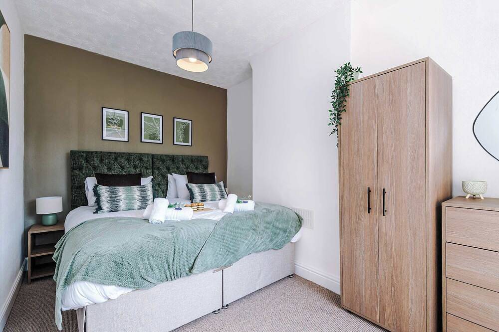 Stylish 2-Bed House in Crewe, Perfect for Business in Crewe, Cheshire East