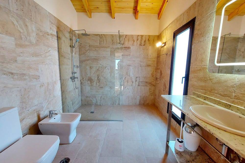 Traumvilla mit eigenem Tennisplatz, beheiztem Pool und Kinderspielplatz in Triquivijate, Antigua