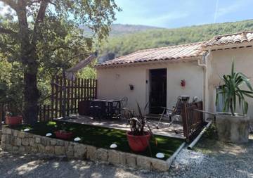 Gîte pour 4 personnes, avec vue et jardin à Bouyon