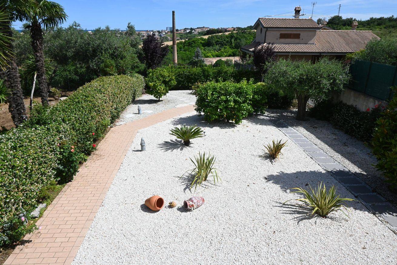 Appartamento intero, P099- Porto Recanati, elegante porzione di villa con giardino in Loreto, Provincia di Ancona