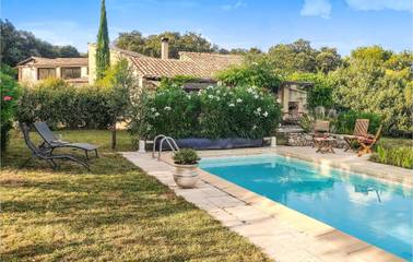 Gîte pour 8 personnes, avec jardin ainsi que terrasse et piscine à Roussas