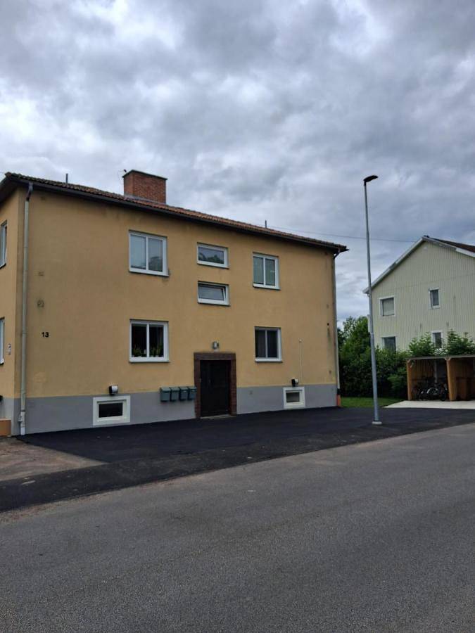 Ferienwohnung für 6 Personen, mit Balkon und Terrasse sowie Garten und Ausblick in Tibro