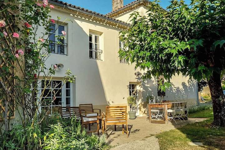 Gîte pour 6 personnes, avec terrasse et jardin, animaux acceptés à Blasimon