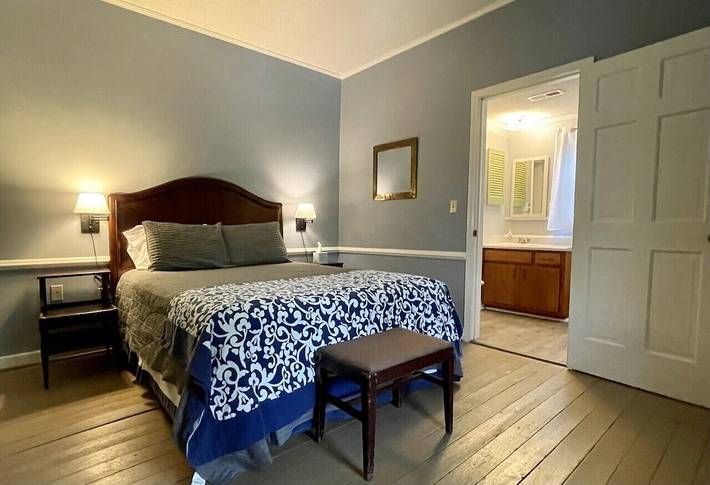 Vacation rental for 4 people, with yard and terrace as well as hot tub and sauna, with pets in Hot Springs (NC)