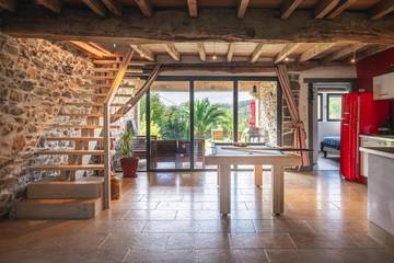 Location de vacances pour 8 personnes, avec piscine ainsi que jardin et vue à Espelette