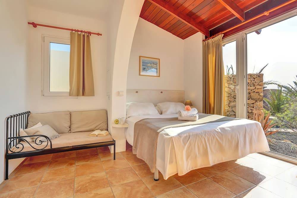 Tindaya Villa vista tres mares, heated pool in Tindaya, La Oliva