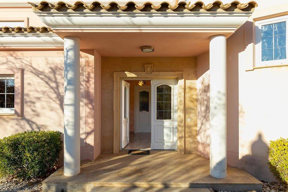 V009 - Casa Mundo, Magnífica villa en el Golf Resort de Peralada. in Peralada, Upper Empordà