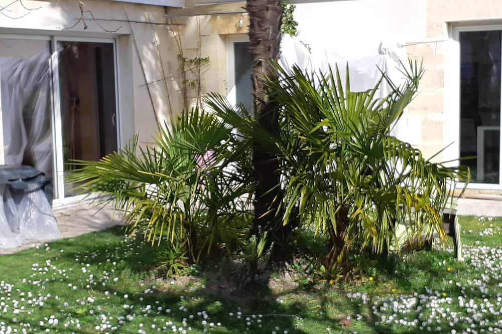 Character house, 3 bedrooms, 3 bathrooms, large living room, wood burning stove in Blaye, Blaye region