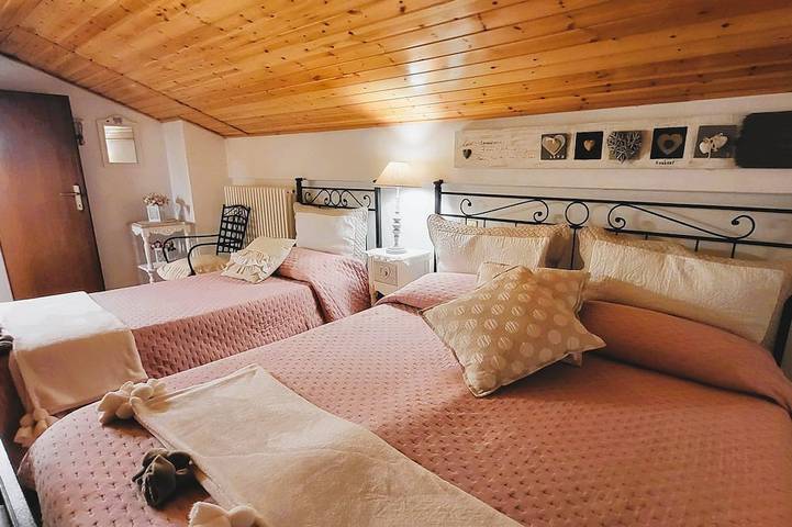 \"Chalet montano\", vista mozzafiato, piscina privata, ristoranti a piedi, WIFI in Careggine, Garfagnana