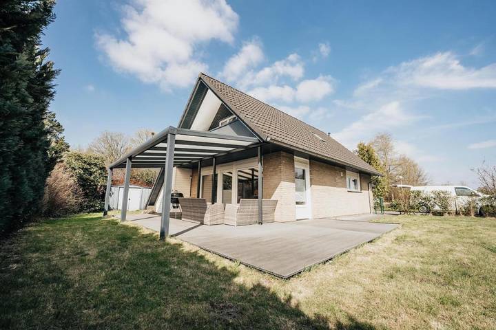 Ferienhaus für 4 Personen, mit Terrasse und Garten sowie Seeblick