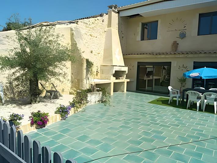Maison de petit vendangeur avec vue sur lac, piscine privée et Wi-Fi in Guizengeard, Charente