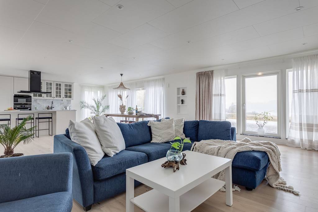 Captivating 3-Bed Villa in Halanda with Lake View in Ale, Västergötland