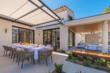 Location de vacances pour 8 personnes, avec jardin et terrasse à Tourrettes