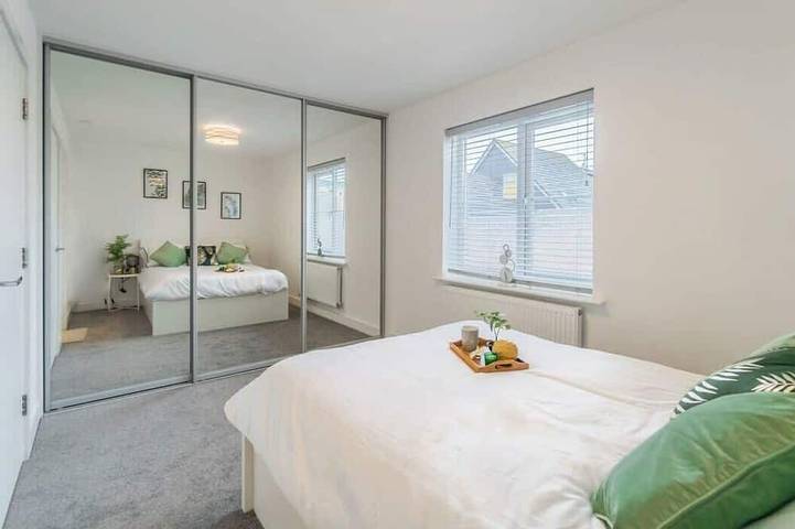 4Br-Madejski Stadium-Royal Berk Hosp-By Tempstay in Reading, Berkshire