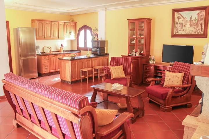 Casa de vacaciones para 4 personas, con vistas al lago y terraza además de jardín y piscina - 1