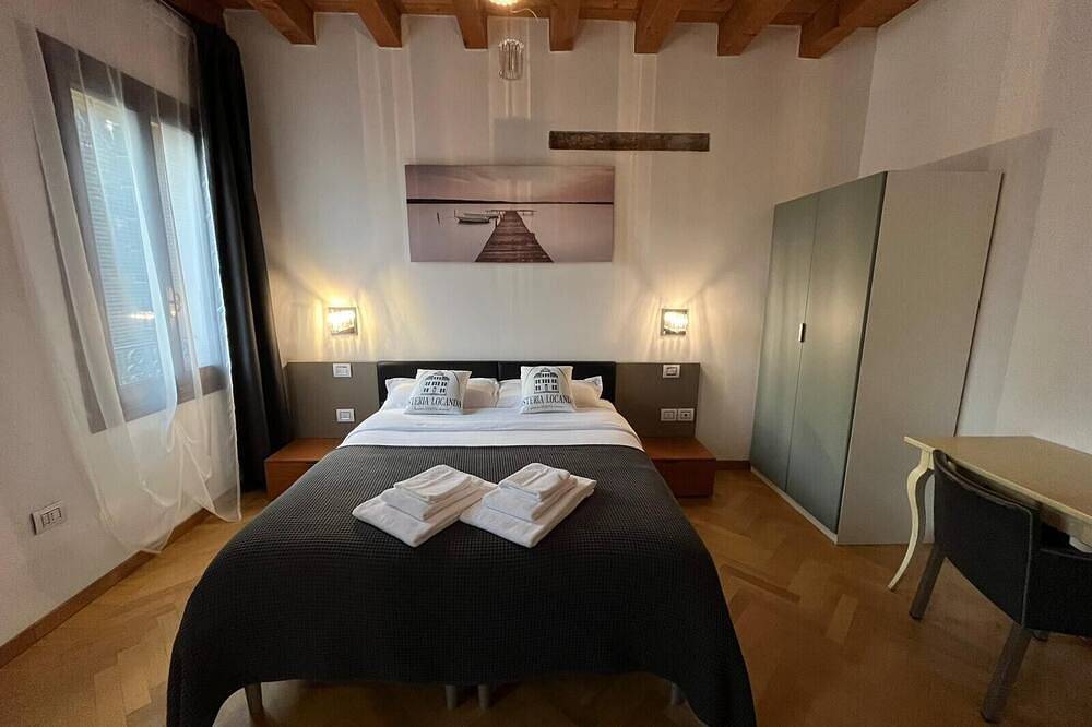 Apartamento entero, Habitación 'Camera 2 Rosa' con terraza compartida, Wi-Fi y aire acondicionado in Mirano, Provincia de Venezia