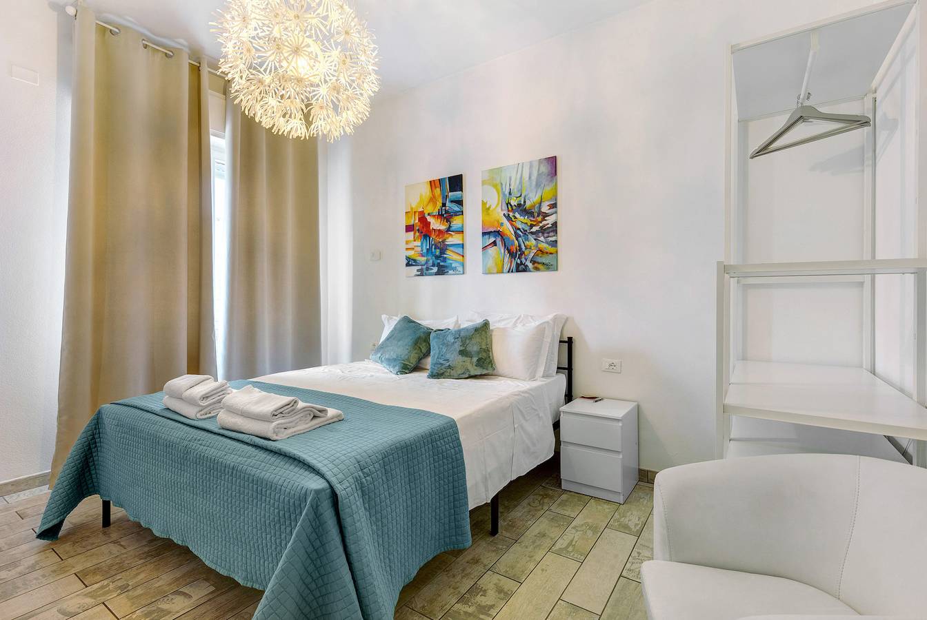 Zimmer 'Camere Amè 03' mit gemeinsamem Garten, Wi-Fi und Klimaanlage in Peschiera del Garda, Gardasee-Berge