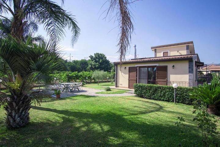 Location de vacances pour 4 personnes, avec piscine ainsi que jardin et vue à Piedimonte Etneo - 2
