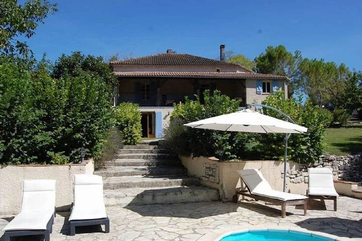 Gîte pour 2 personnes, avec jardin à Valprionde