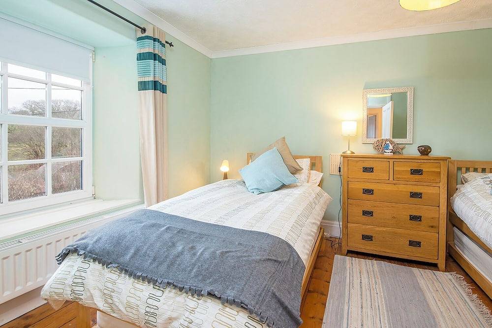 Llys Bonfyl, Holiday Cottage St Dogmaels, Sleeps 6, 3 bedrooms,  bathrooms in St Dogmaels, Pembrokeshire